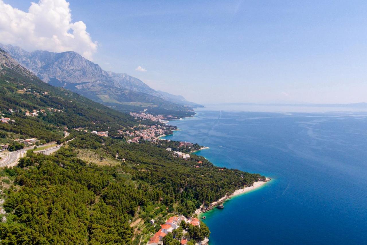 Apartments By The Sea Brela, Makarska - 16950 ภายนอก รูปภาพ